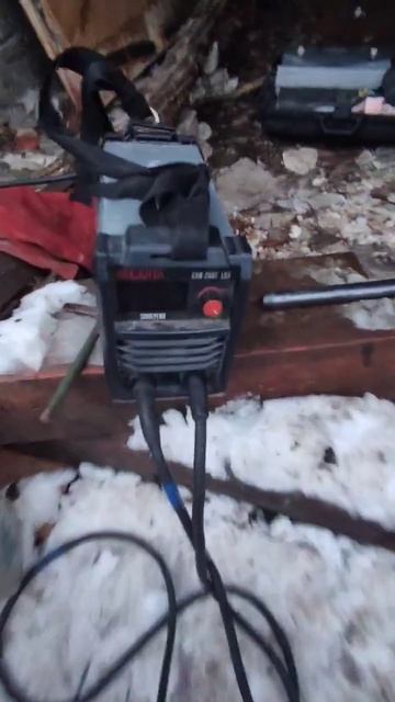 Строители сломали трубы отопления на чердаке смотреть онлайн