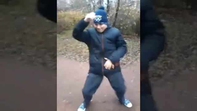 Обезьяна танцует на камеру. Ч. 1(2) смотреть онлайн
