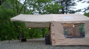 Одиночный кемпинг под дождем, палатка и брезент