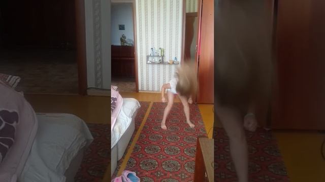 Александра обожает танцевать! !! смотреть онлайн