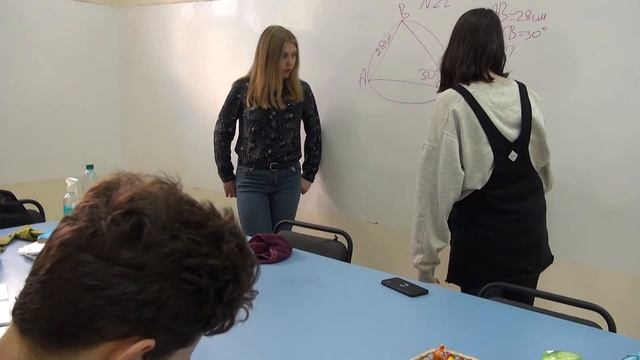 НАСЛІДОК ТЕОРЕМИ СИНУСІВ. Вероніка біля дошки :) смотреть онлайн