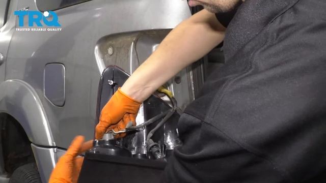 How to Replace Taillight 2001-07 Toyota Sequoia смотреть онлайн