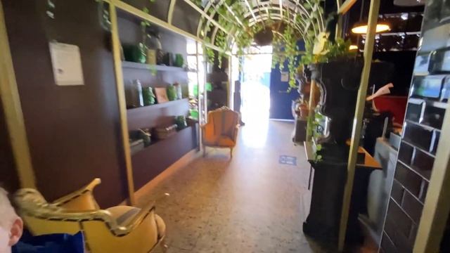 ANJELIQ Downtown HOTEL Аланья . Городской отель с желтыми качельками.