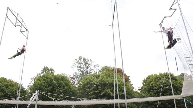 Flying Trapeze - Gorilla Circus Regents Park смотреть онлайн