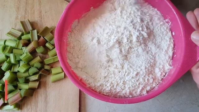 Ciasto drożdżowe z rabarbarem i rodzynkami oraz lukrem Przepis proste i szybkie Drożdżówka смотреть онлайн