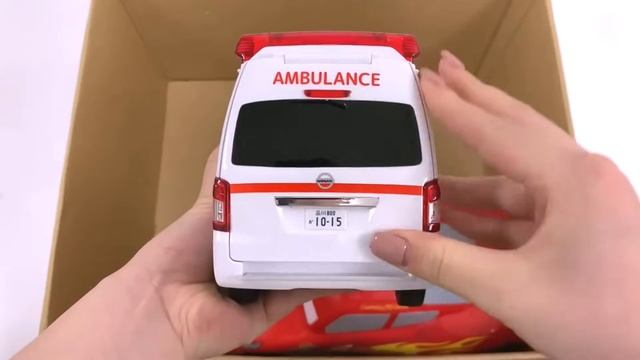 Маленькая машинка скорой помощи срочно выезжает на место смотреть онлайн