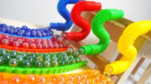 Играем в разноцветные шарики скатываем по лабиринту в большой грузовик, детям играем вместе