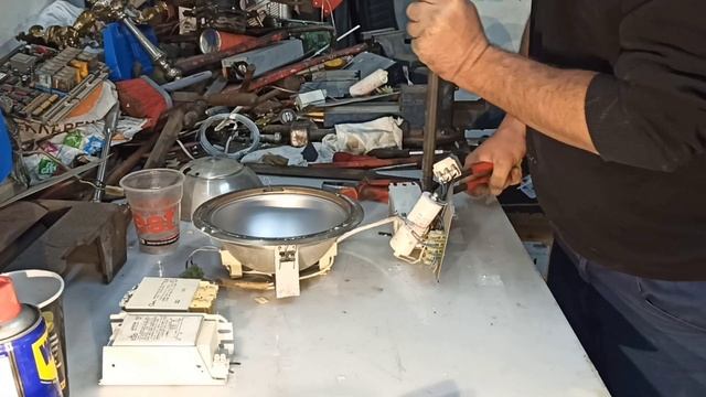 scrapping lights for copper ballasts and aluminium.... смотреть онлайн