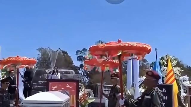 Myra Trần Hát Tại Đám Tang Nơi Xuất Hiện Cờ 3 Que смотреть онлайн
