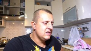 ТОЛЯН ОБМОЧИЛ КОЛЮ.