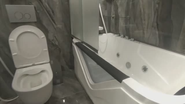 Укладка широкоформатного керамогранита в санузле