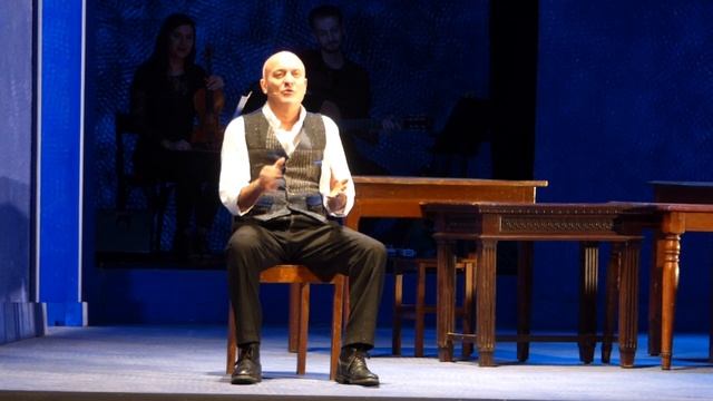 dismappa Verona - Claudio Bisio in Father and Son - Quando ero piccolo io смотреть онлайн