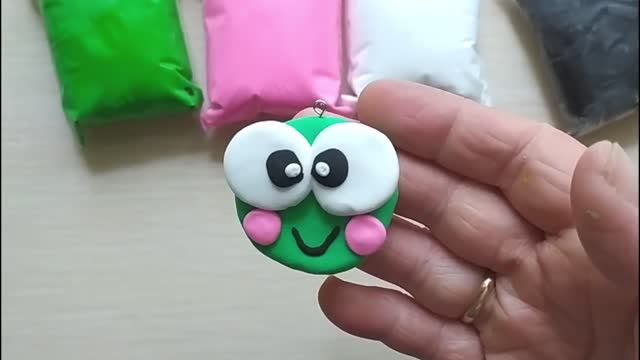 Как слепить брелок-лягушку из воздушного пластилина смотреть онлайн