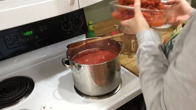 How To Make And Can Tomato Sauce With Tomatoes From The Freezer смотреть онлайн