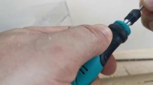 Гравёр аккумуляторный 3,6В - Пробую сверлить.