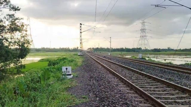 Super Speedy HORSE EMU Local Train Furious Moving Throughout At Railgate смотреть онлайн