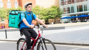 Электровелосипеды начали изымать у курьеров за нарушение скоростного режима в Москве