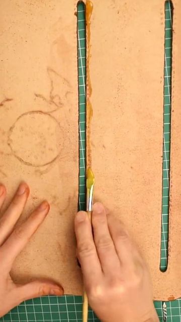 Speedcrafting a leather bag #Shorts смотреть онлайн