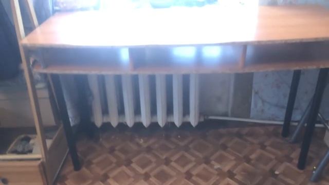 Старый стол с новыми ножками IKEA. Вешаю постеры. смотреть онлайн