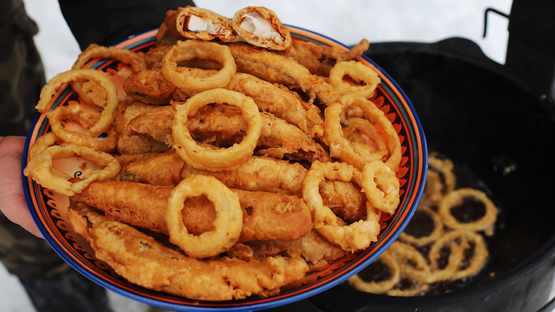 Пьяная скумбрия. Как вкусно пожарить рыбу в казане смотреть онлайн