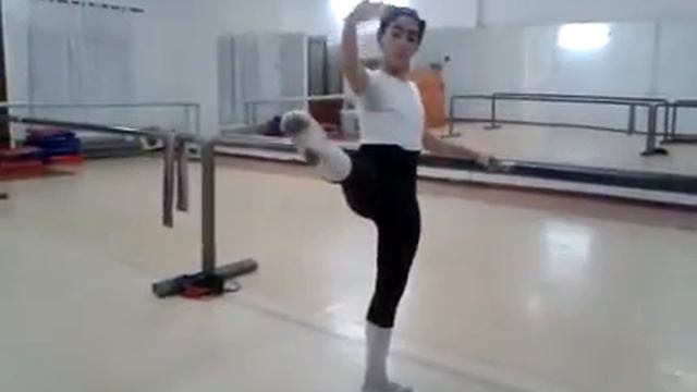 Battement Fondu. Alan Maldonado 13 años (Escuela Regional de Ballet Iquique) смотреть онлайн