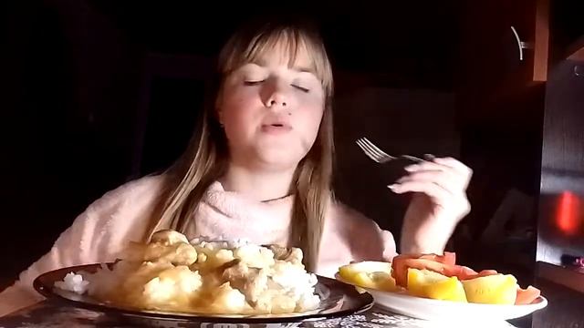 первый✨ мугбанг✨ на этом канале Ураа😍 Рис с кусочками мяса и помидорки🍅🍚🍗 смотреть онлайн