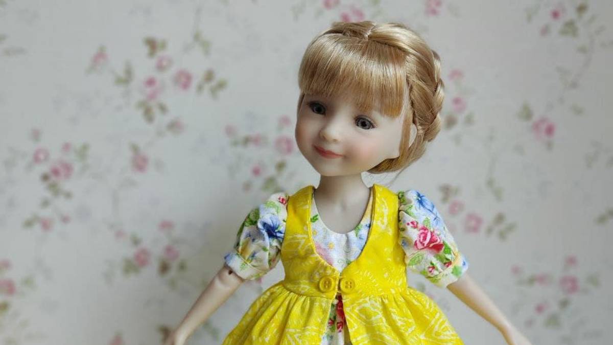 Платье с фартуком для куклы Ruby Red Fashion Friends.