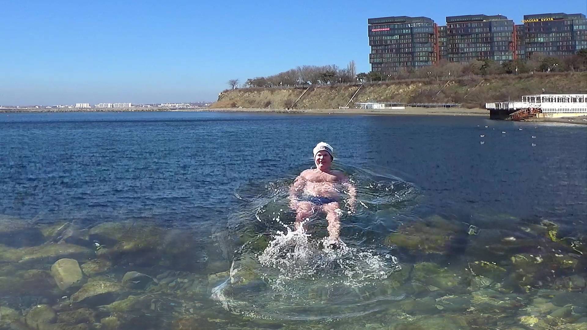Анапа 8 февраля. Малая бухта. Люди купаются. Состояние пляжей и моря. Без комментариев смотреть онлайн