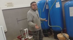 Достаем фильтрующую загрузку из большого баллона водоочистки пылесосом