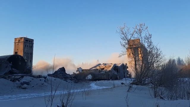 Снос элеватора в Ярославле (2 зернохранилища и башня) смотреть онлайн
