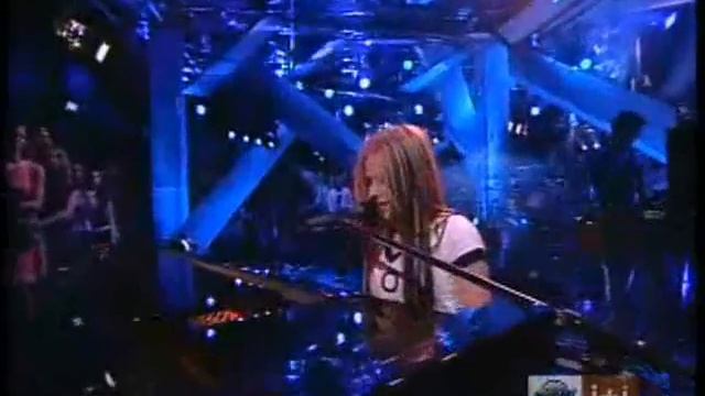 Avril Lavigne- Forgotten- live on piano смотреть онлайн