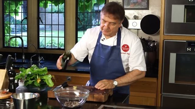 Beetroot salad with horseradish crème fraîche - Raymond Blanc смотреть онлайн