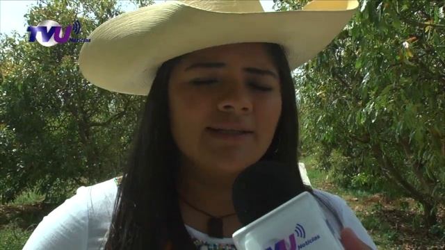 Sara Mora entrega encementado en la comunidad de Rancho Viejo смотреть онлайн