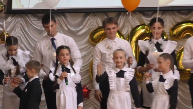 Последний звонок для выпускников "Университетской школы" смотреть онлайн