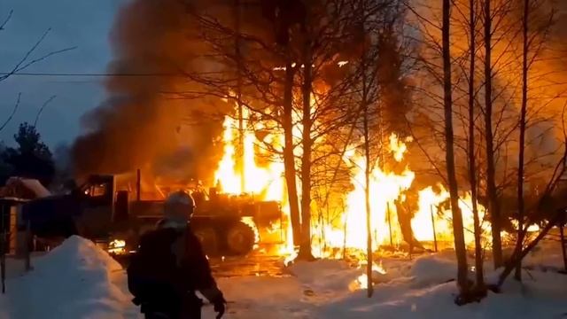 В Петербурге рабочие случайно пробурили газопровод и устроили соседям огненный ад смотреть онлайн