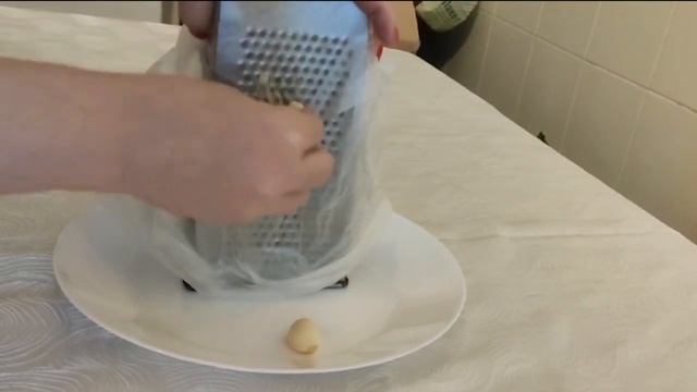 Как натереть чеснок на мелкой терке, чтобы терка осталась чистой How to rub garlic on a grater смотреть онлайн