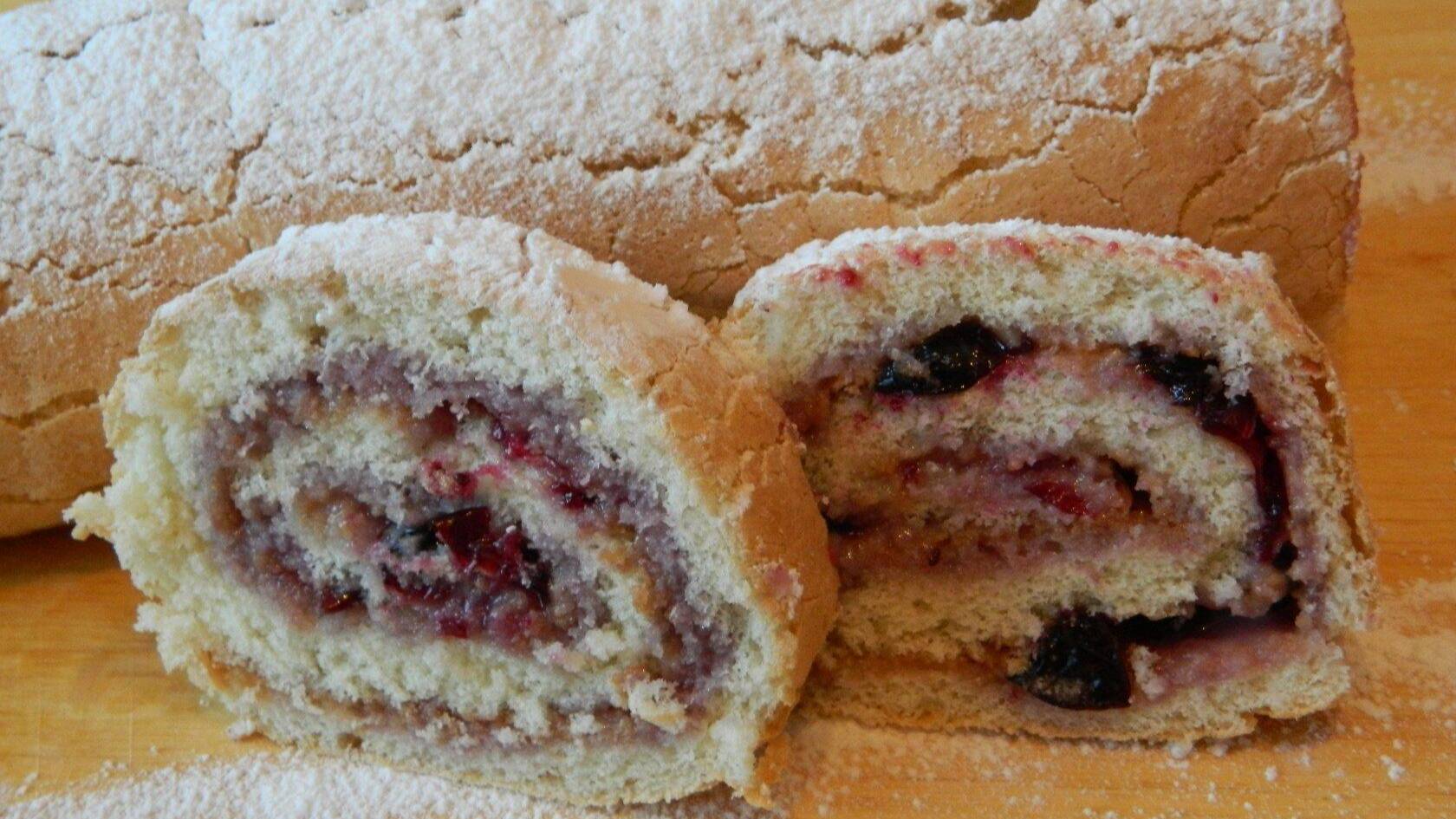 Рулет с ягодами к чаю. Пальчики оближешь смотреть онлайн