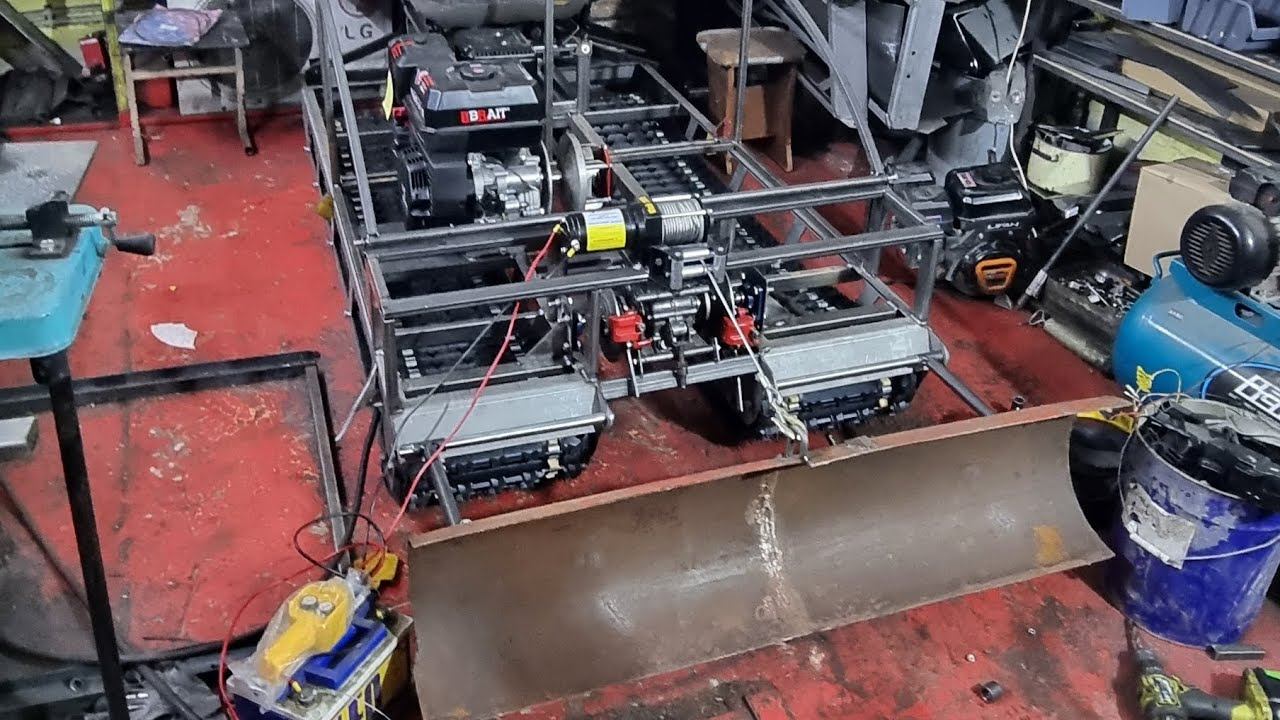 Самодельный снегоуборщик,незаменимый помощник,15л.с Первый выезд прёт как надо) смотреть онлайн