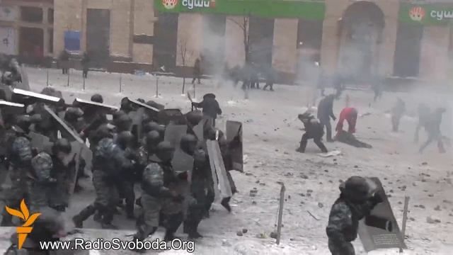 Сотні бійців «Беркута» атакують мітингувальників на Грушевського смотреть онлайн