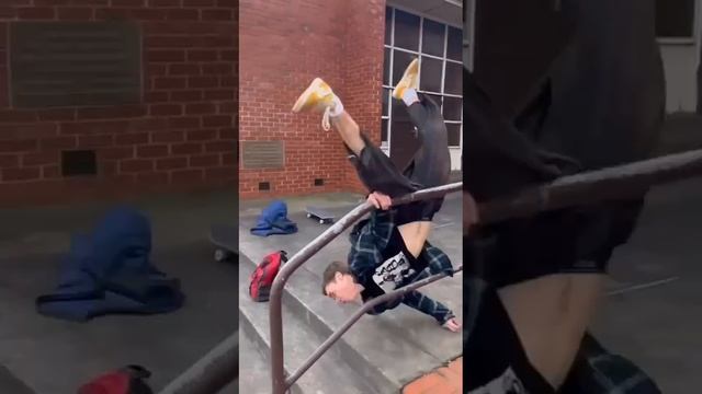 Это больно. It Hurts.