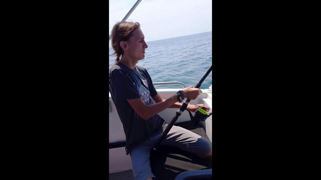 Отличный трофей в день рыбака. смотреть онлайн