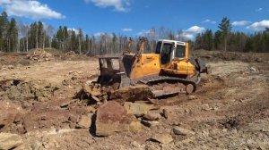 Бульдозер  вскрывает карьер