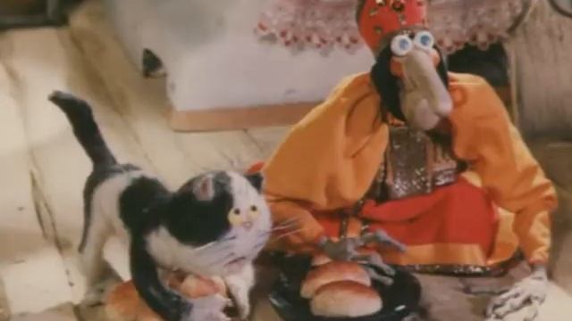 Угощение домового! Крендельков покушал, отведай пирожков! Хочу ватрушек, а ты что напекла? смотреть онлайн