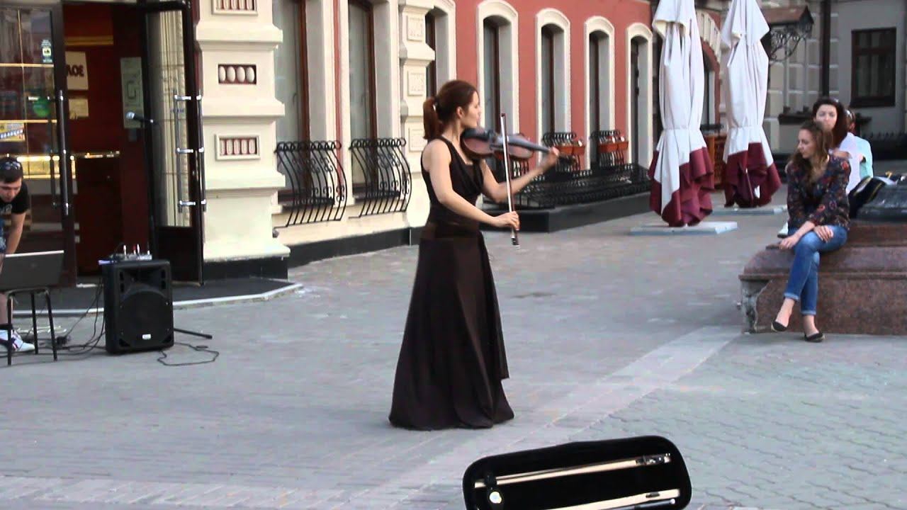 Девушка красиво играет на скрипке смотреть онлайн