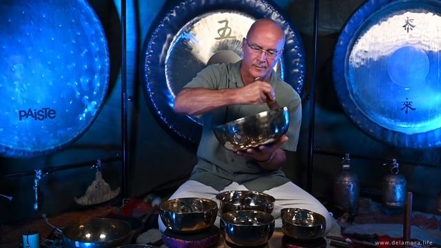 Himalayan singing bowls | A hands on presentation on how to make them sing смотреть онлайн