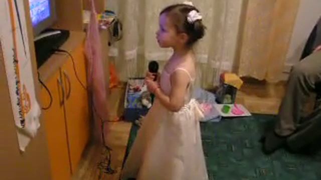 Маше три года. Поёт караоке. смотреть онлайн