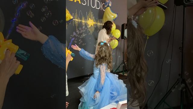 Уютные квартирники в KODA STUDIO. Обучение вокалу, фортепиано, гитаре для детей и взрослых смотреть онлайн