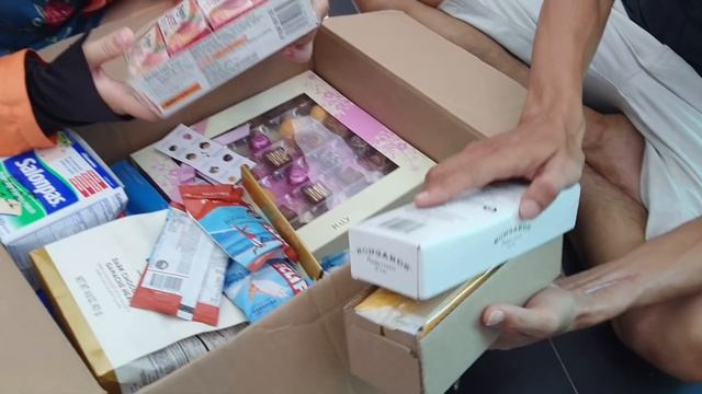 Khui 2 thùng quà từ Mỹ: Quần áo giày rất đẹp cho Quỳnh và bé Ba - Nhiều phô mai, kẹo bánh, sôcôla смотреть онлайн