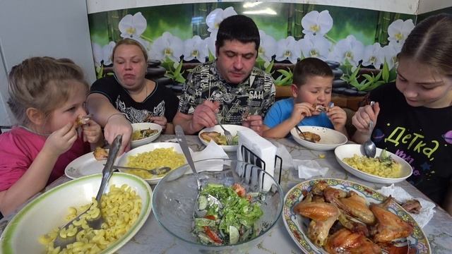 мукбанг. обалденные крылышки, салат и макароны смотреть онлайн