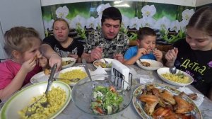 мукбанг. обалденные крылышки, салат и макароны